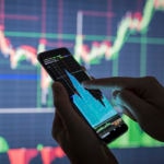 Fotografía de Trading, trader, apalancamiento, móvil, gráficos, tecnología, colores, pantallas, dedo, manos