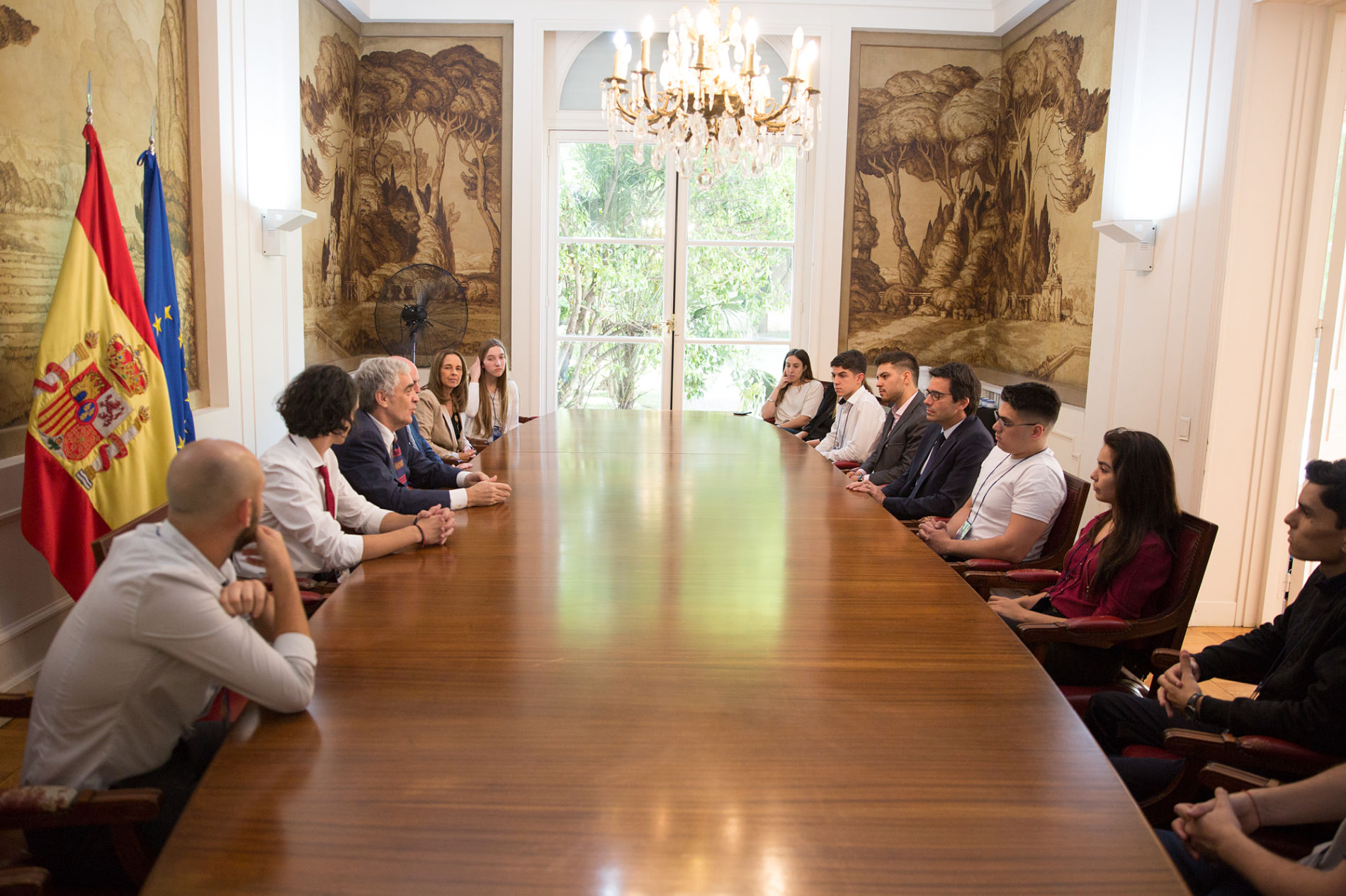 Una jornada única Durante la jornada, los ganadores fueron agasajados con un desayuno ofrecido en la Universidad del Salvador, junto a la vicerrectora académica, doctora Romina Cavalli y la vicerrectora de Investigación y Desarrollo, doctora Luciana Tondello. También recibieron un saludo del rector de la Universidad, doctor Carlos Salvadores de Arzuagay. Luego de la entrega de los diplomas, los ganadores de Mi Primera Empresa, sus acompañantes y la prensa especializada compartieron un almuerzo en el foyer del auditorio de la Torre BBVA y visitaron las instalaciones del edificio. Por la tarde, la delegación de jóvenes realizó una visita a la Embajada de España, donde fueron recibidos por el Ministro Consejero, Alfonso Diez Torres y el Consejero Económico y Comercial, Diego Moleres Ollivier. Justamente en marzo de 2019, en el marco de la visita de Estado que realizaron los reyes de España a la Argentina, se desarrolló el encuentro de emprendedores: ‘Buenos Aires, Buenas Ideas’, organizado por COTEC, con el apoyo de empresas del sector privado, encuentro en el que BBVA presentó su innovador concurso Mi Primera Empresa.