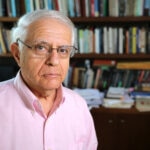 El Premio Fundación BBVA Fronteras del Conocimiento en Ciencias Sociales ha sido concedido
a Mark Granovetter, “probablemente el sociólogo económico más destacado del mundo”, señala
el acta del jurado, por descubrir el poder de los vínculos sociales relativamente superficiales, las
redes que habitualmente llamamos de “conocidos”, como fuente de capital social. Premio Fronteras del Conocimiento a Mark Granovetter por descubrir la importancia que la red extendida de ‘conocidos’ tiene para la vida económica y social