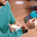 Las tarjetas de crédito son un objeto cotidiano pero muy importante en la vida de millones de personas. Con ellas se pueden realizar compras en comercios de todo el mundo o sacar dinero en un cajero sin necesidad de tener saldo en la cuenta corriente. Por este motivo, es fundamental para mantener una buena salud financiera conocer bien cómo funcionan y hacer un seguimiento periódico tanto de los gastos que se hace con ellas como de los compromisos de pago que se adquieren al usarlas. Tarjeta de crédito: qué es, cómo usarla y qué tipos existen
