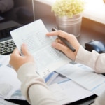 Una cuenta de ahorro es un producto financiero que genera una rentabilidad con un tipo de interés variable a cambio de depositar el dinero en la cuenta. Además, al mismo tiempo permite acceder a ese capital siempre que sea necesario. Puede resultar una opción interesante para aquellas personas que desean proteger su salud financiera futura asumiendo el menor riesgo posible en el presente. Descubre qué es una cuenta de ahorro y para qué sirve