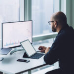 Mientras que los científicos de datos seleccionan y analizan la información, los ingenieros de datos crean productos o soluciones de ‘software’ y destacan por sus amplios conocimientos sobre programación. La demanda de ambos perfiles, que trabajan de forma conjunta, ha aumentado de forma exponencial en los últimos años. Científico de datos vs ingeniero de datos: ¿en qué se diferencian?