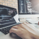 Mientras que los científicos de datos seleccionan y analizan la información, los ingenieros de datos crean productos o soluciones de ‘software’ y destacan por sus amplios conocimientos sobre programación. La demanda de ambos perfiles, que trabajan de forma conjunta, ha aumentado de forma exponencial en los últimos años. Científico de datos vs ingeniero de datos: ¿en qué se diferencian?