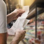 Hay pocos conceptos más intuitivos en economía que la inflación. La literatura económica es muy clara: existe inflación cuando se produce un incremento general de los precios al comparar dos periodos de tiempo. Afecta a bienes y servicios y, con el tiempo, reduce el valor de la moneda. Es decir, con la misma cantidad de dinero se pueden pagar menos cosas. Inflación: estas son las causas y herramientas para combatirla